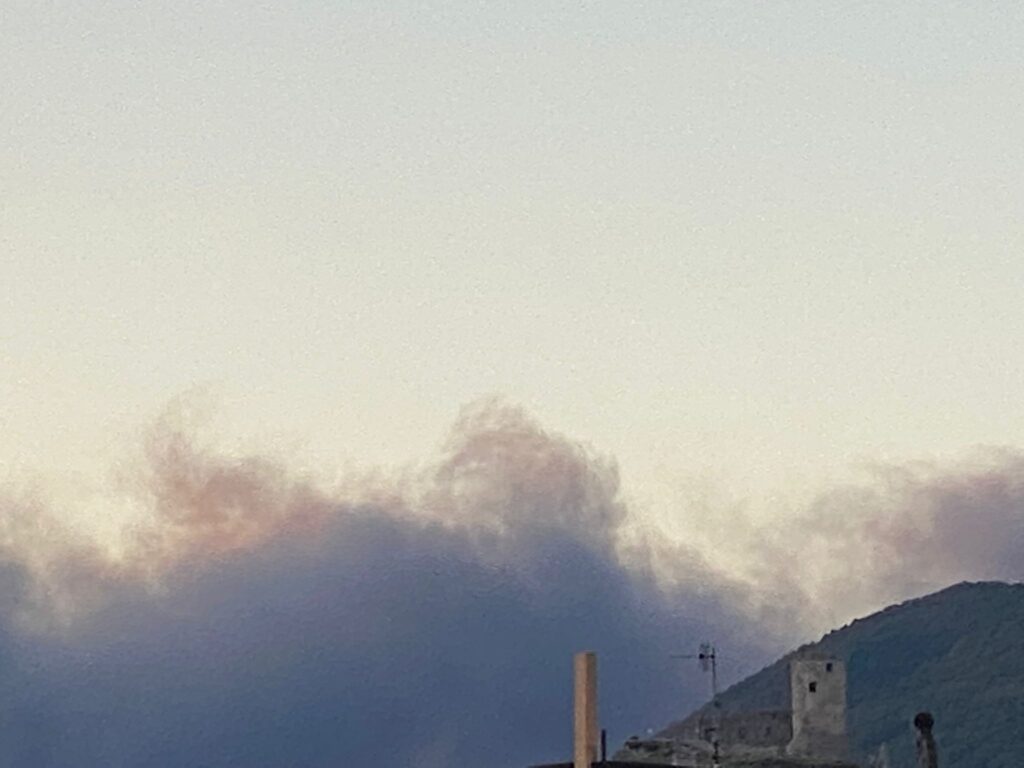 Disastro Ambientale. A fuoco fabbrica ad Airola, immensa nube tossica invade i cieli tra le province di AV NA CE Disastro Ambientale. A fuoco fabbrica ad Airola, immensa nube tossica invade i cieli tra le province di AV NA CE