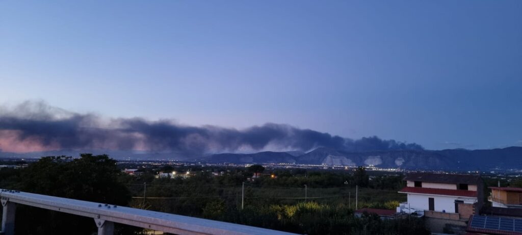 INCENDIO di AIROLA (BN). Nube tossica fino alle porte di Napoli INCENDIO di AIROLA (BN). Nube tossica fino alle porte di Napoli
