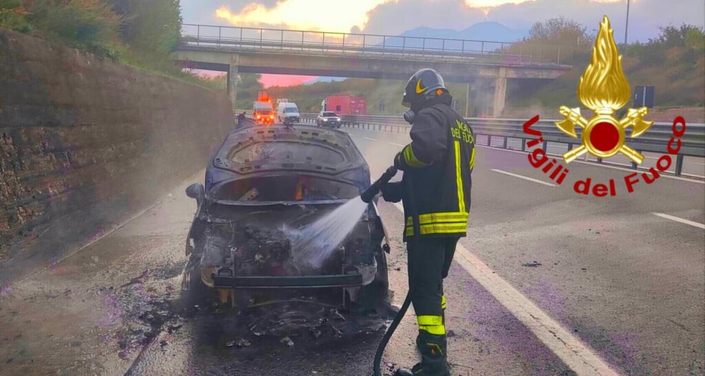 MERCOGLIANO. In fiamme auto sullA16. Solo spavento per la conducente