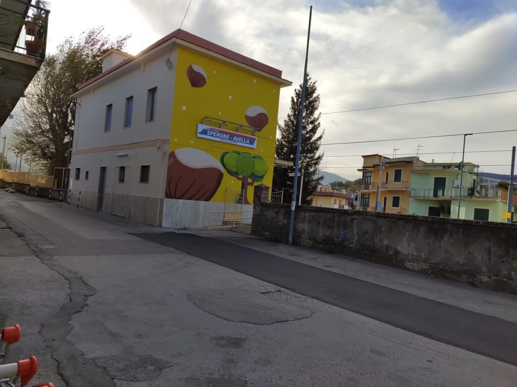 SPERONE. Sindaco e Comandante dei Vigili fermano linstallazione di una grossa cabina elettrica pronta ad essere scaricata presso la Stazione