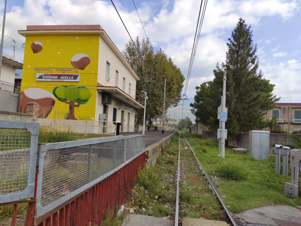 SPERONE. Sindaco e Comandante dei Vigili fermano linstallazione di una grossa cabina elettrica pronta ad essere scaricata presso la Stazione