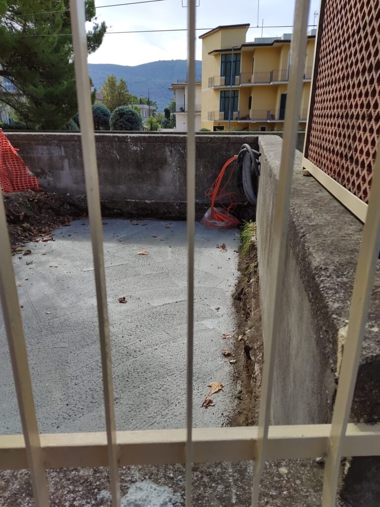 SPERONE. Sindaco e Comandante dei Vigili fermano linstallazione di una grossa cabina elettrica pronta ad essere scaricata presso la Stazione