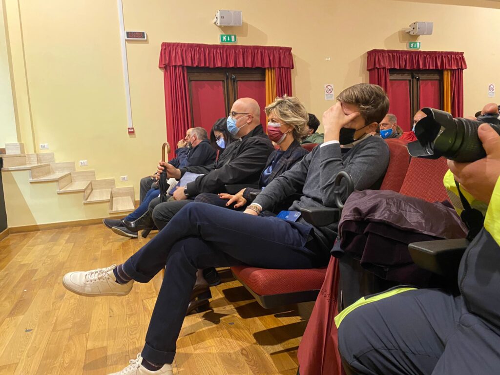 AVELLA. E andato in scena al teatro Biancardi il primo consiglio comunale con sindaco Vincenzo Biancardi. Foto e Video