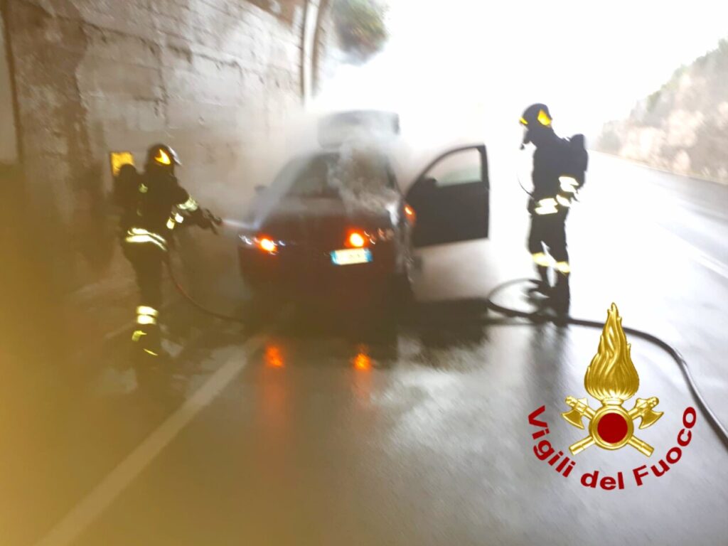 A fuoco auto a Chiusano San Domenico