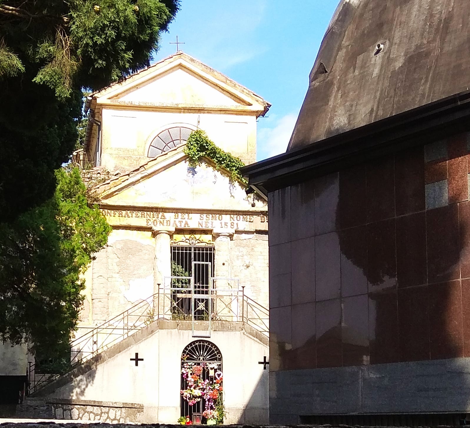 Forino (Av). Cappella della Confraternita del Santissimo Nome di Dio,  il degrado é servito