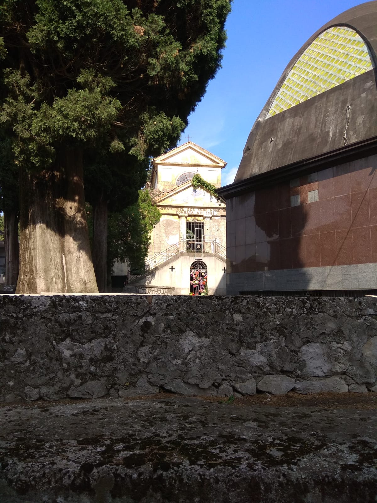 Forino (Av). Cappella della Confraternita del Santissimo Nome di Dio,  il degrado é servito