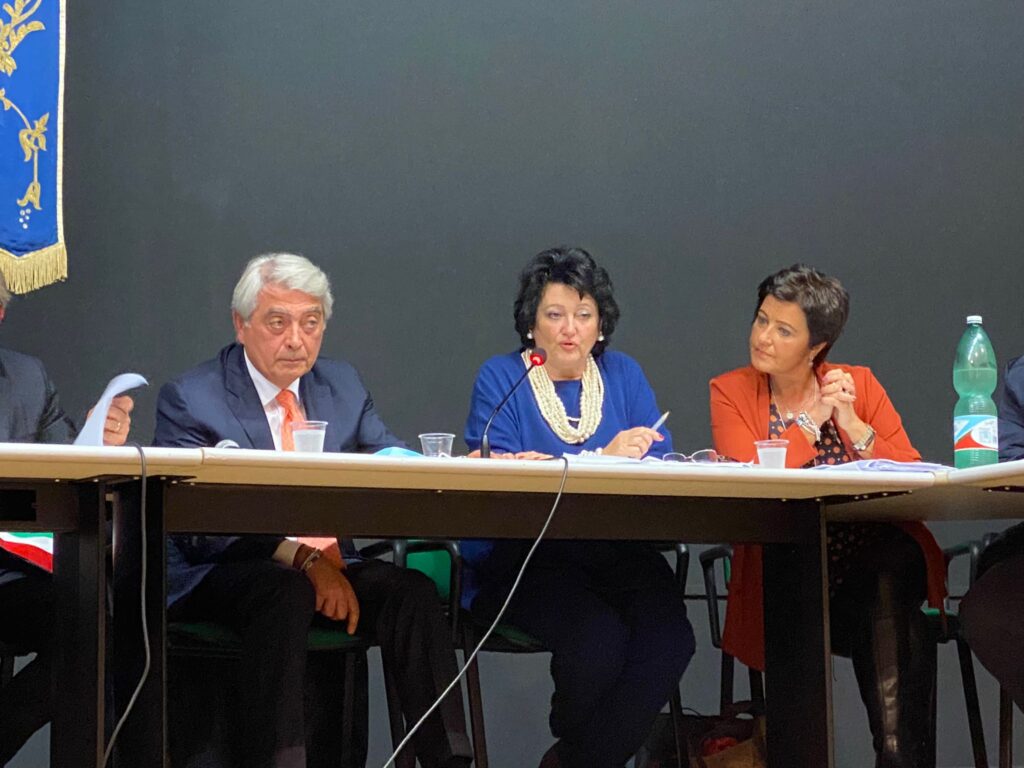 AVELLA. E andato in scena al teatro Biancardi il primo consiglio comunale con sindaco Vincenzo Biancardi. Foto e Video