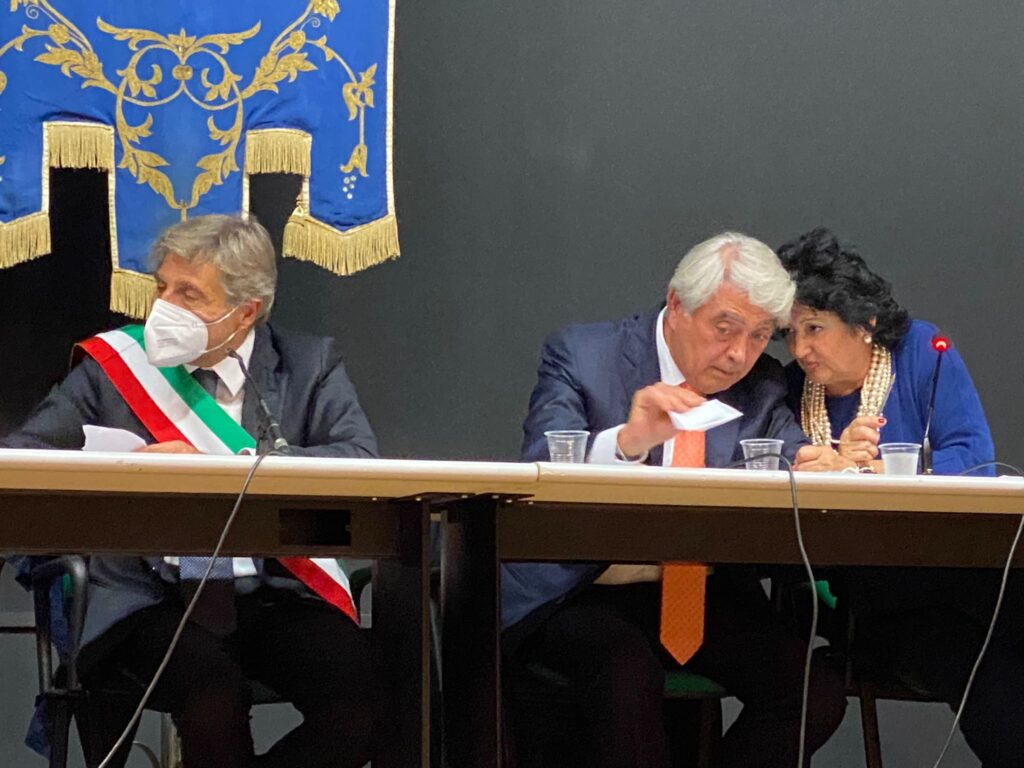 AVELLA. E andato in scena al teatro Biancardi il primo consiglio comunale con sindaco Vincenzo Biancardi. Foto e Video