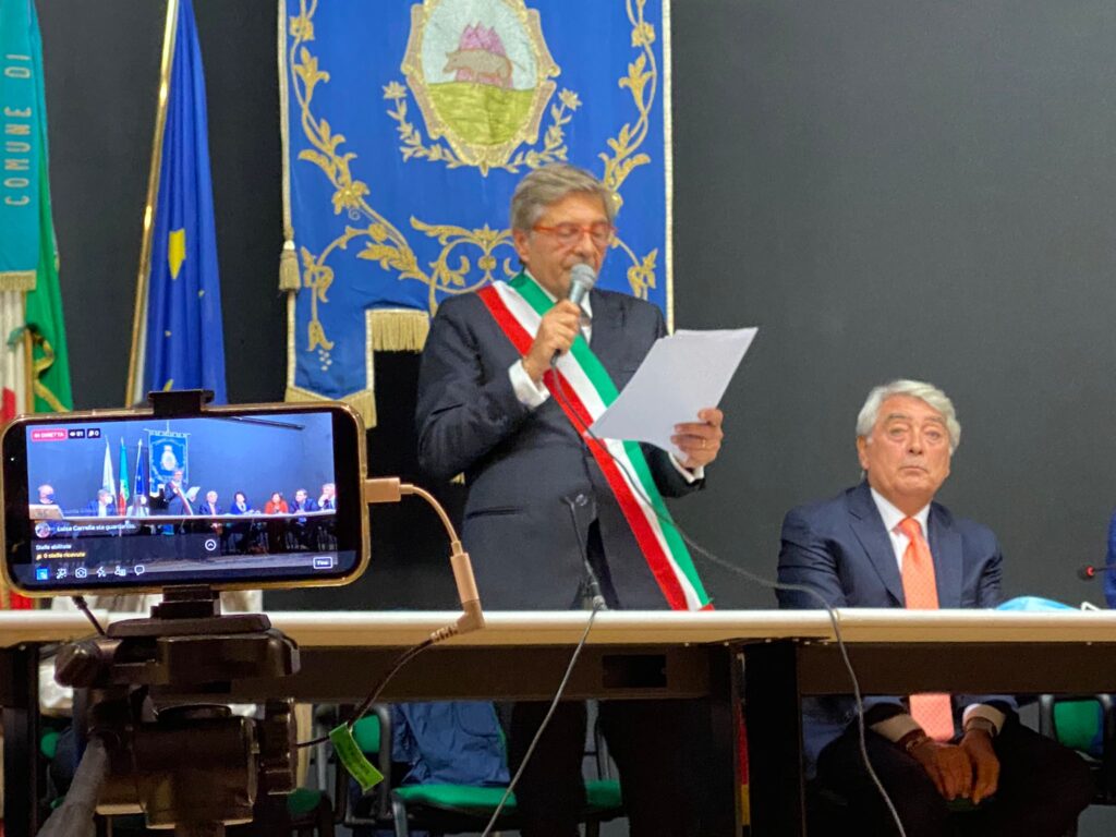 AVELLA. E andato in scena al teatro Biancardi il primo consiglio comunale con sindaco Vincenzo Biancardi. Foto e Video
