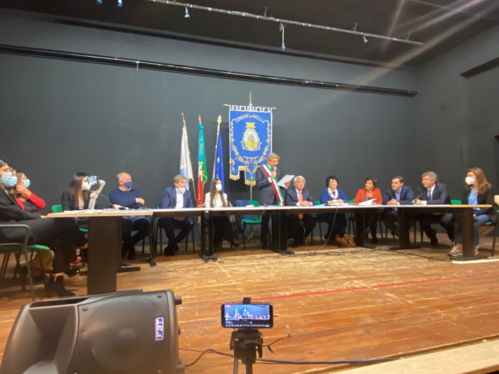 AVELLA. E andato in scena al teatro Biancardi il primo consiglio comunale con sindaco Vincenzo Biancardi. Foto e Video