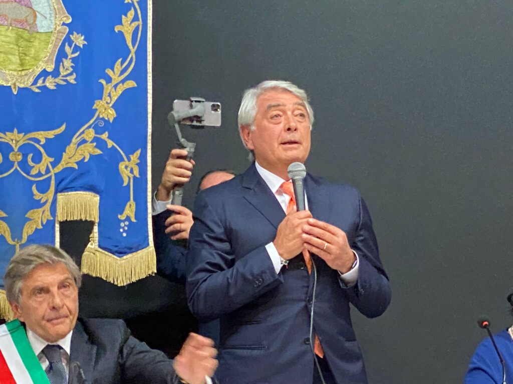 AVELLA. E andato in scena al teatro Biancardi il primo consiglio comunale con sindaco Vincenzo Biancardi. Foto e Video