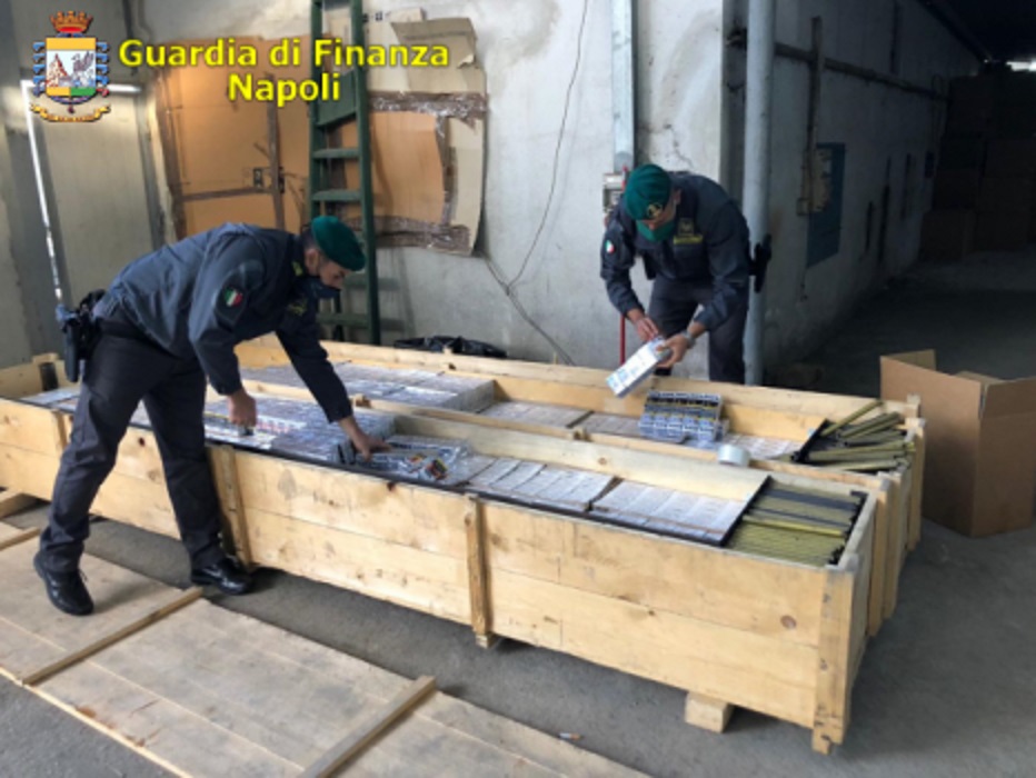 GUARDIA DI FINANZA NAPOLI: Arrestati 6 contrabbandieri e sequestrate 3,8 tonnellate di sigarette.
