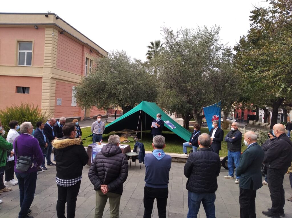 AVELLA. Gli scout adulti M.A.S.C.I. riuniti in preghiera in Piazza a difesa dellambiente.