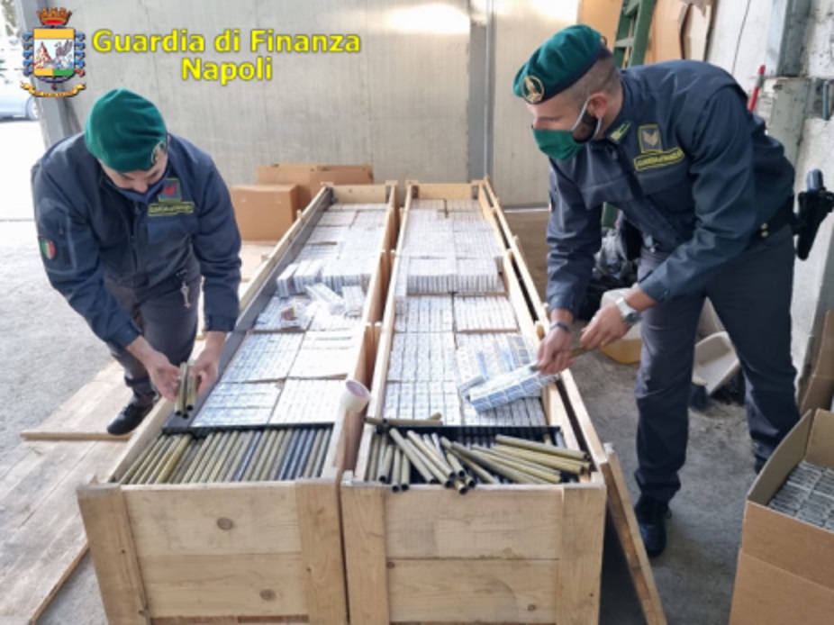 GUARDIA DI FINANZA NAPOLI: Arrestati 6 contrabbandieri e sequestrate 3,8 tonnellate di sigarette.