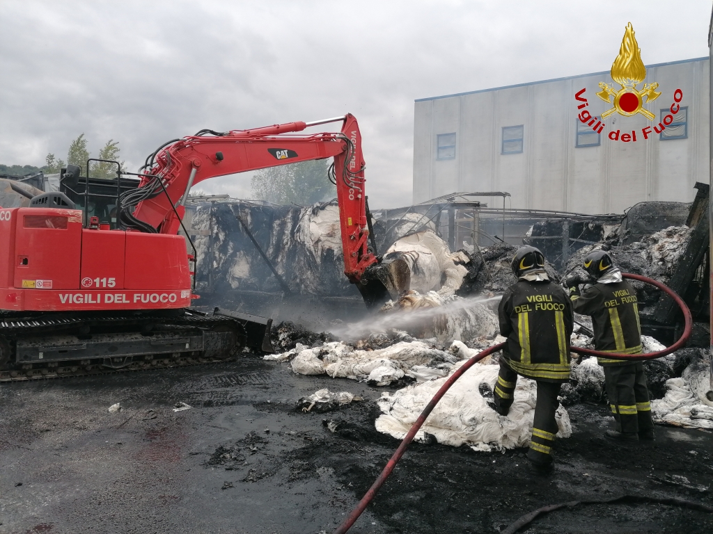 MONTEFREDANE. Incendio autoarticolati, operazioni di messa in sicurezza per lintera giornata