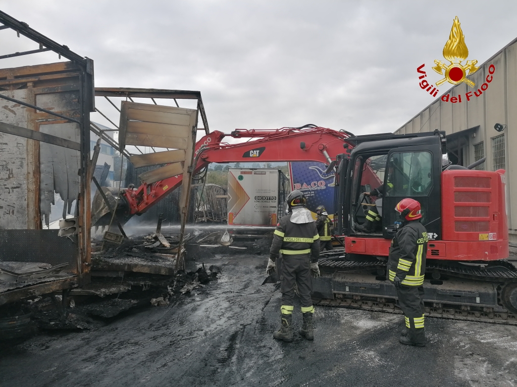 MONTEFREDANE. Incendio autoarticolati, operazioni di messa in sicurezza per lintera giornata