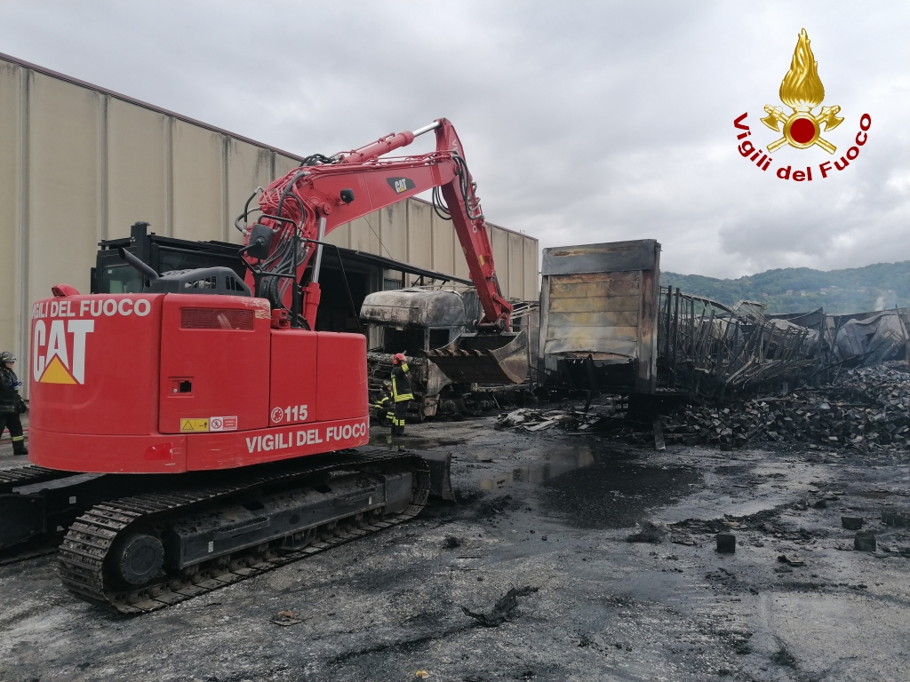 MONTEFREDANE. Incendio autoarticolati, operazioni di messa in sicurezza per lintera giornata MONTEFREDANE. Incendio autoarticolati, operazioni di messa in sicurezza per lintera giornata