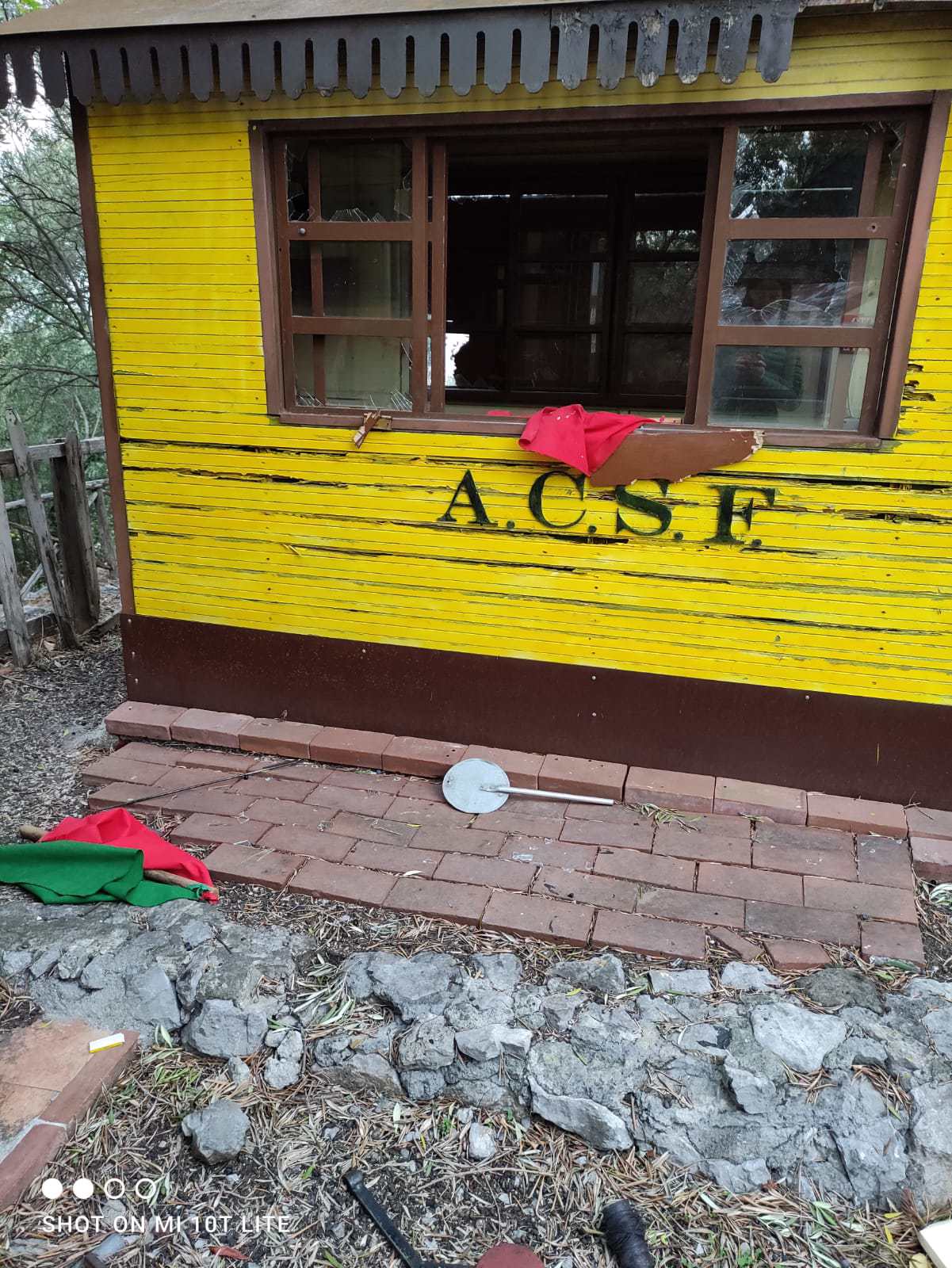 Raid vandalico a Nocera Inferiore. Distrutta la mini ferrovia al Castello e realizzate scritte fasciste ed omofobe.