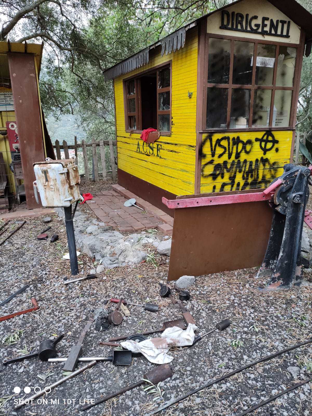 Raid vandalico a Nocera Inferiore. Distrutta la mini ferrovia al Castello e realizzate scritte fasciste ed omofobe.