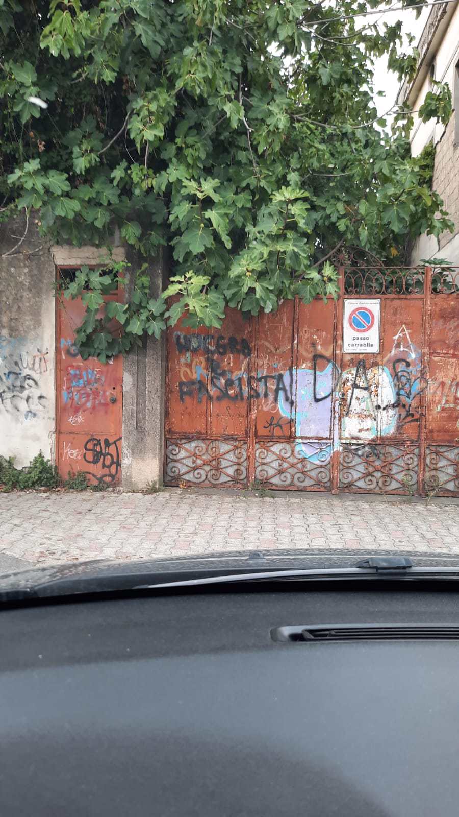 Raid vandalico a Nocera Inferiore. Distrutta la mini ferrovia al Castello e realizzate scritte fasciste ed omofobe.