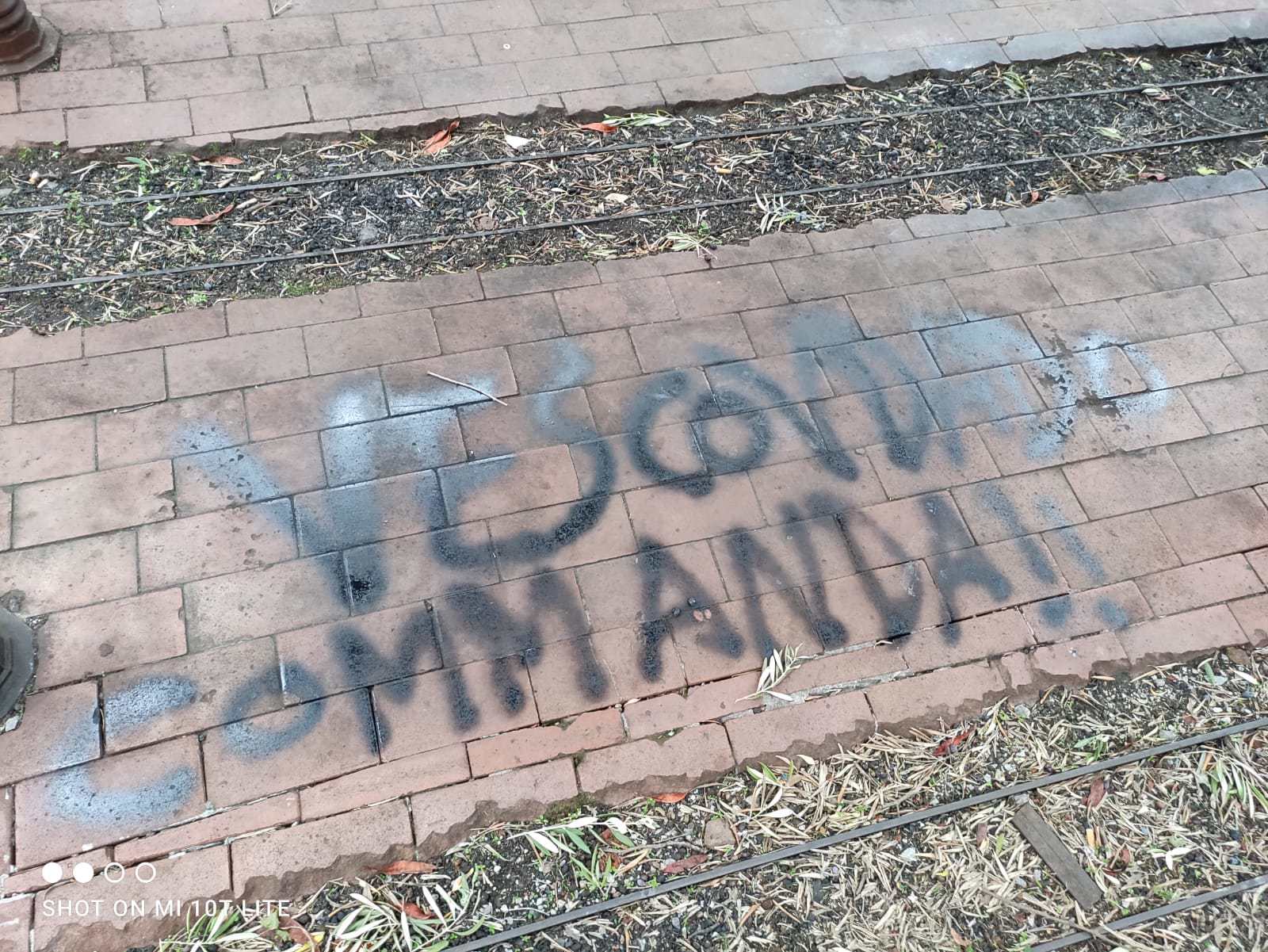 Raid vandalico a Nocera Inferiore. Distrutta la mini ferrovia al Castello e realizzate scritte fasciste ed omofobe.