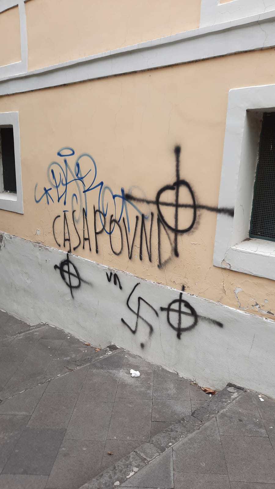 Raid vandalico a Nocera Inferiore. Distrutta la mini ferrovia al Castello e realizzate scritte fasciste ed omofobe.