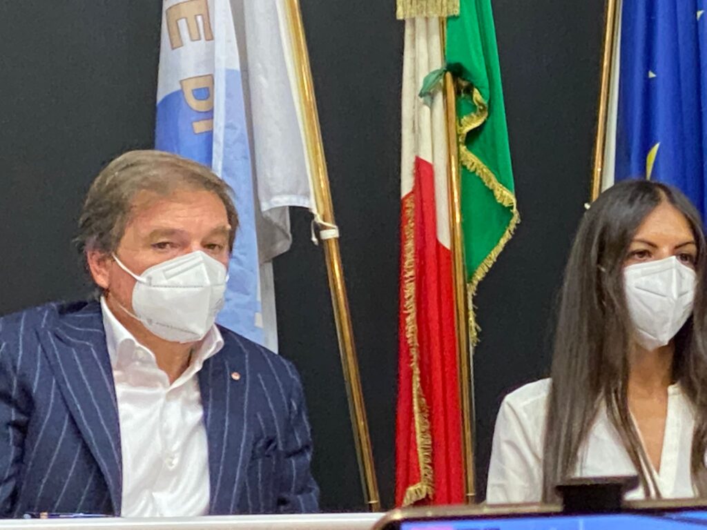 AVELLA. E andato in scena al teatro Biancardi il primo consiglio comunale con sindaco Vincenzo Biancardi. Foto e Video