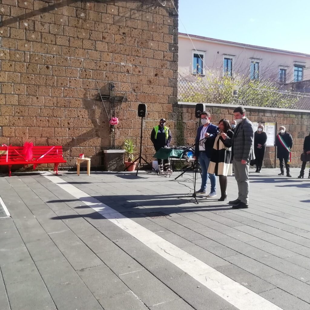 AVELLA. Inaugurata la panchina Rossa, simbolo  della violenza sulle donne