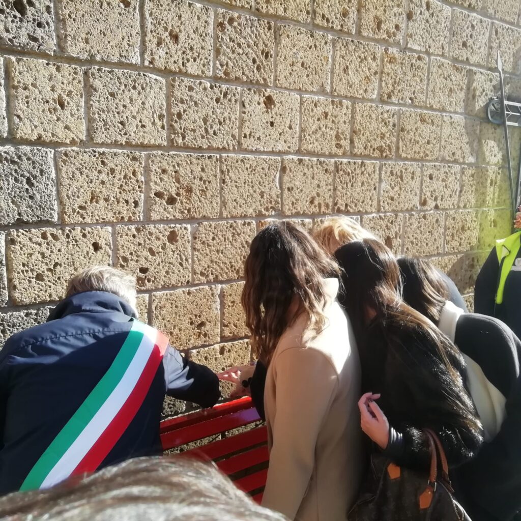 AVELLA. Inaugurata la panchina Rossa, simbolo  della violenza sulle donne