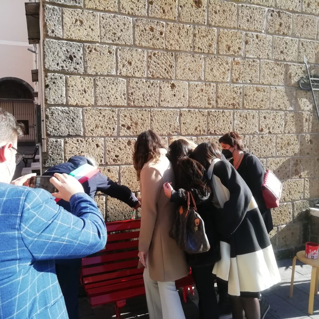 AVELLA. Inaugurata la panchina Rossa, simbolo  della violenza sulle donne