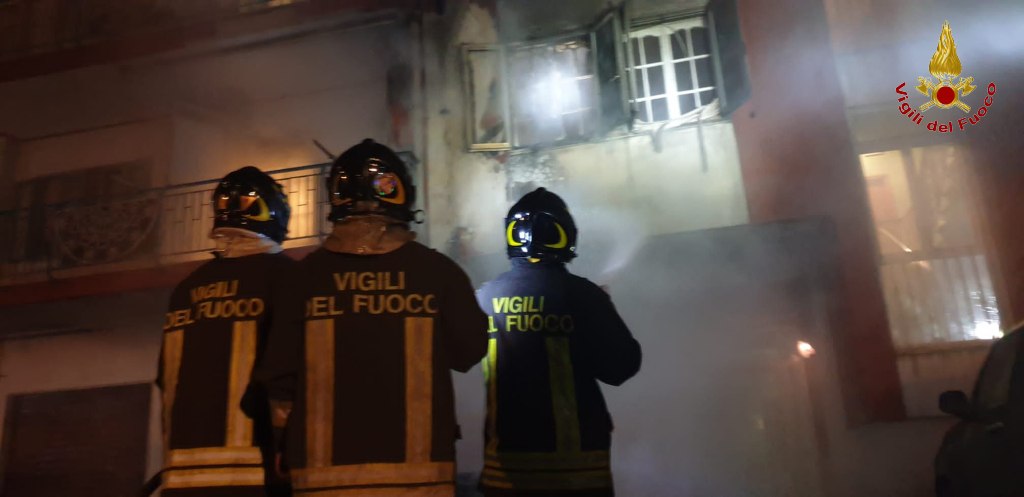 SOLOFRA. Paura nella notte per un incendio che ha interessato un’auto SOLOFRA. Paura nella notte per un incendio che ha interessato un’auto