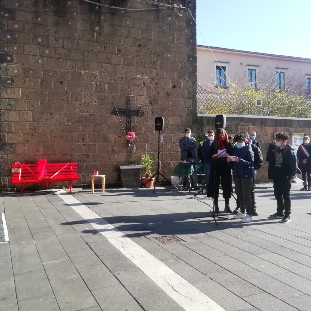 AVELLA. Inaugurata la panchina Rossa, simbolo  della violenza sulle donne