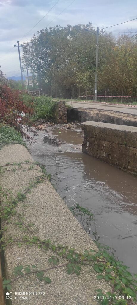 SAVIANO. Frana strada e auto dei Vigili Urbani finisce nel regio lagno. Feriti