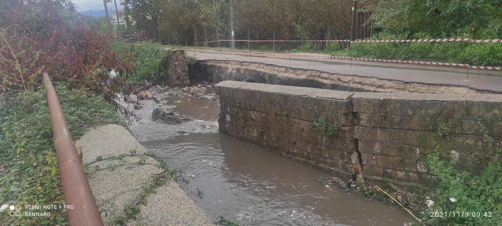 SAVIANO. Frana strada e auto dei Vigili Urbani finisce nel regio lagno. Feriti