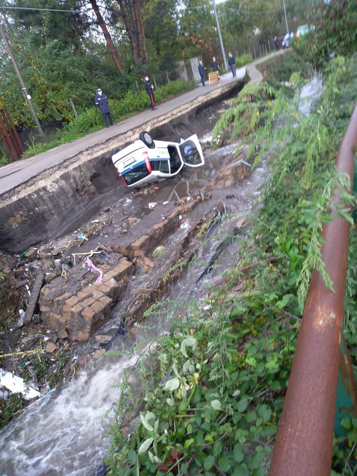 SAVIANO. Frana strada e auto dei Vigili Urbani finisce nel regio lagno. Feriti
