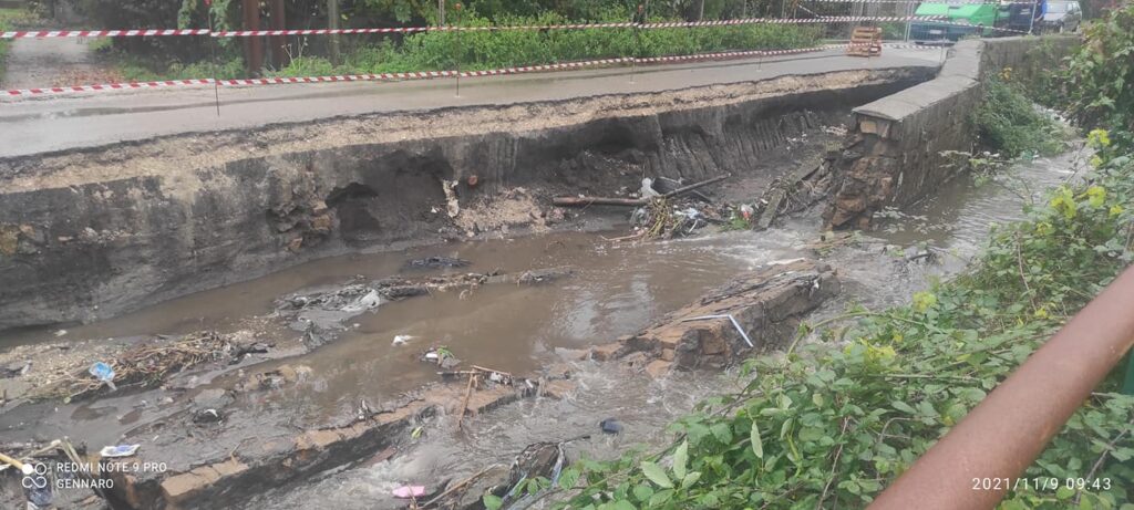 SAVIANO. Frana strada e auto dei Vigili Urbani finisce nel regio lagno. Feriti