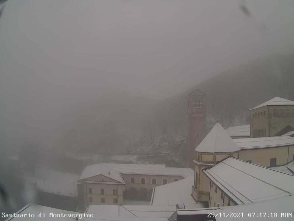 IRPINIA. Montevergine sotto una coltre bianca, la prima neve sul Santuario