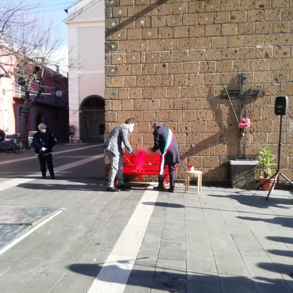 AVELLA. Inaugurata la panchina Rossa, simbolo  della violenza sulle donne