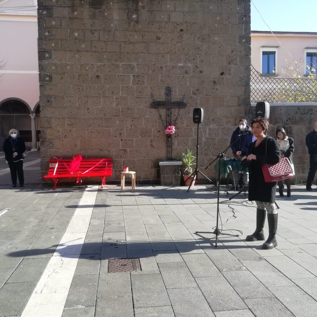 AVELLA. Inaugurata la panchina Rossa, simbolo  della violenza sulle donne