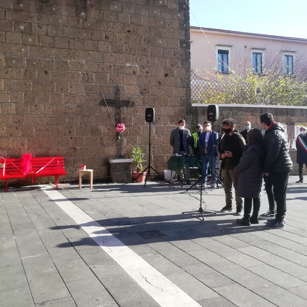 AVELLA. Inaugurata la panchina Rossa, simbolo  della violenza sulle donne