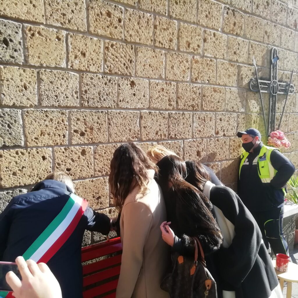 AVELLA. Inaugurata la panchina Rossa, simbolo  della violenza sulle donne