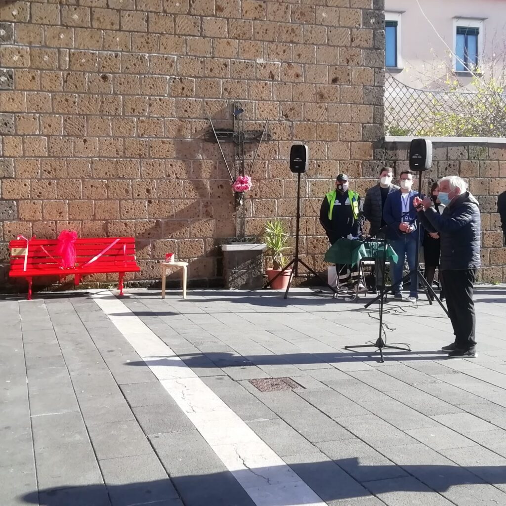 AVELLA. Inaugurata la panchina Rossa, simbolo  della violenza sulle donne