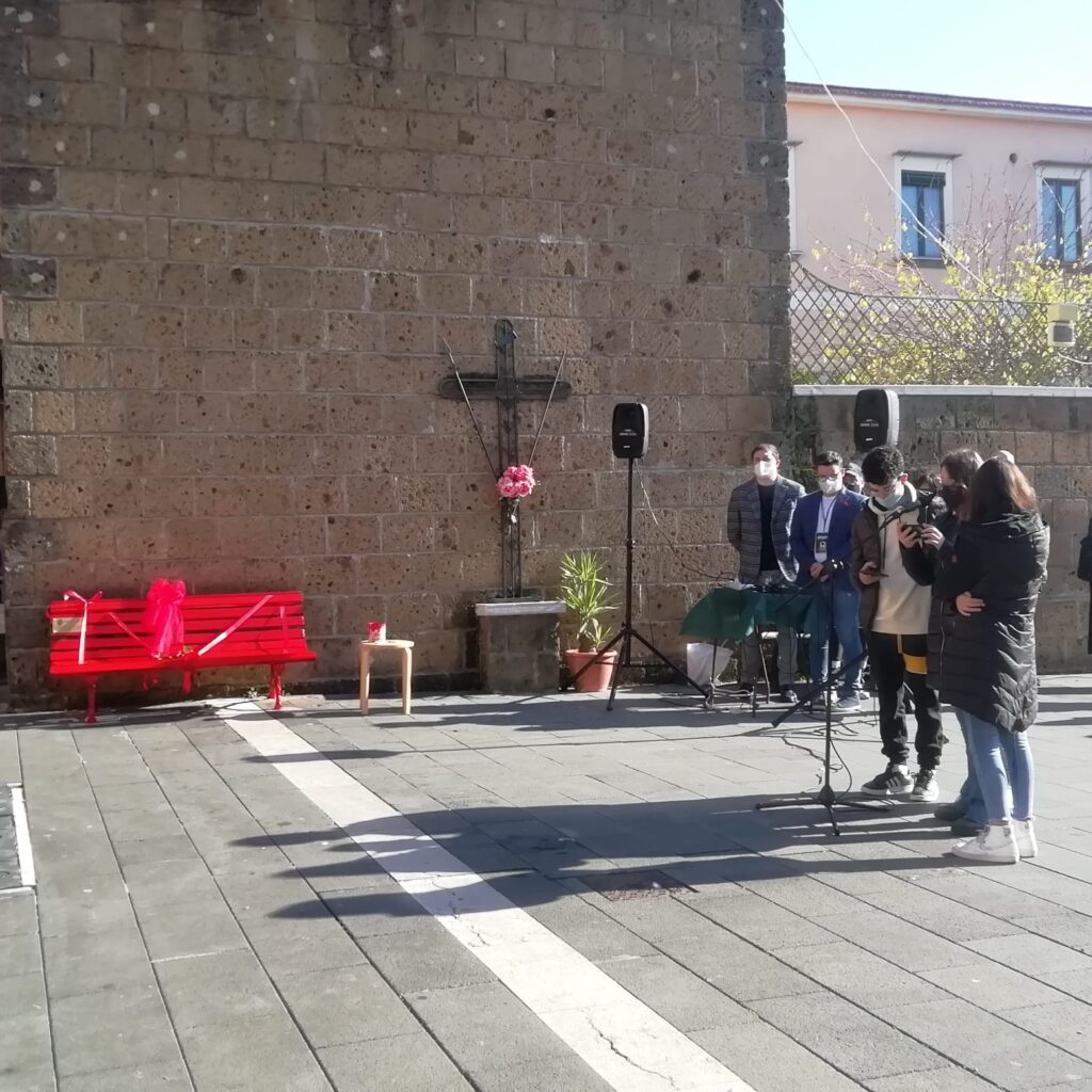 AVELLA. Inaugurata la panchina Rossa, simbolo  della violenza sulle donne