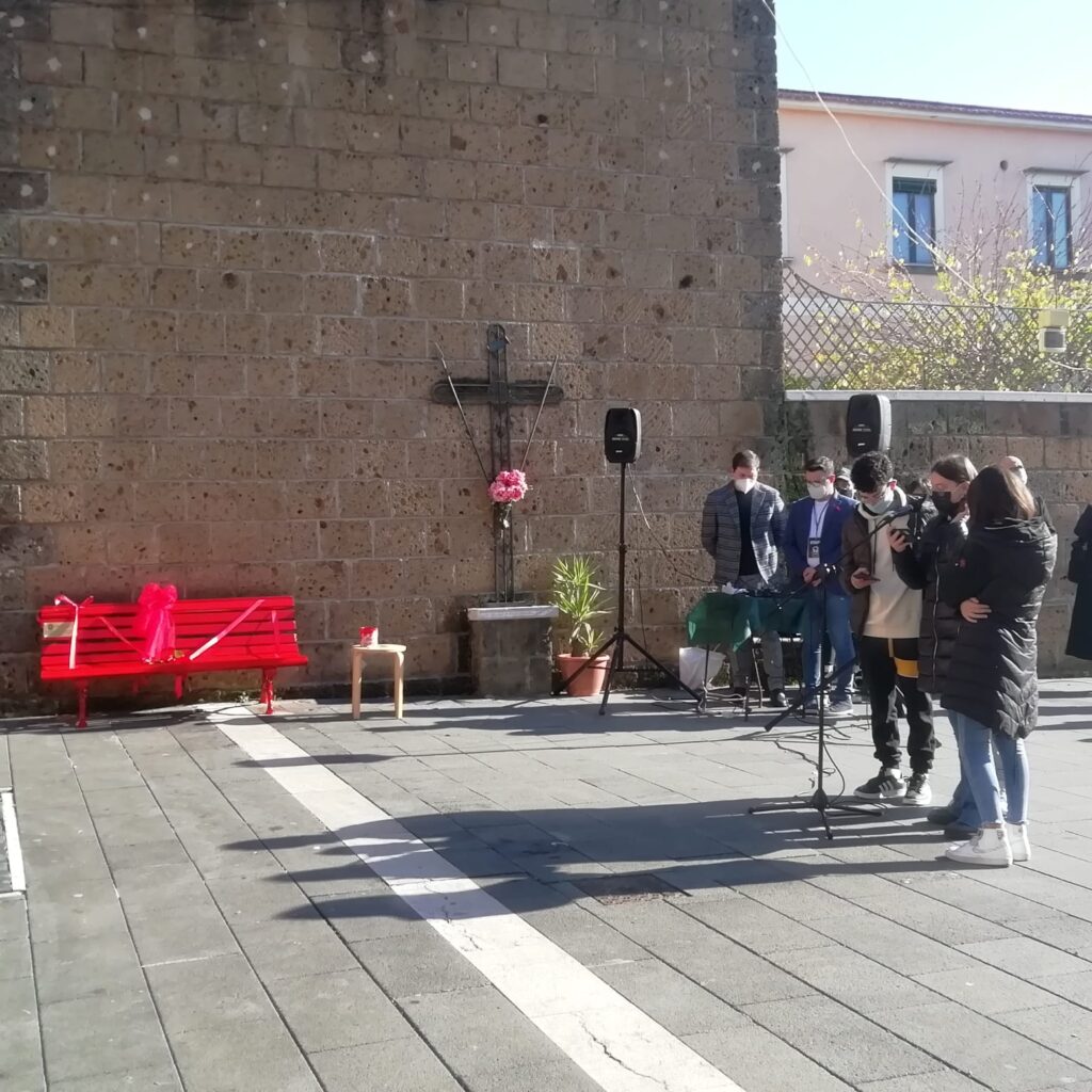 AVELLA. Inaugurata la panchina Rossa, simbolo  della violenza sulle donne