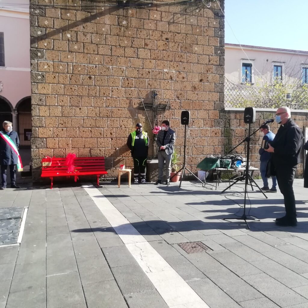 AVELLA. Inaugurata la panchina Rossa, simbolo  della violenza sulle donne