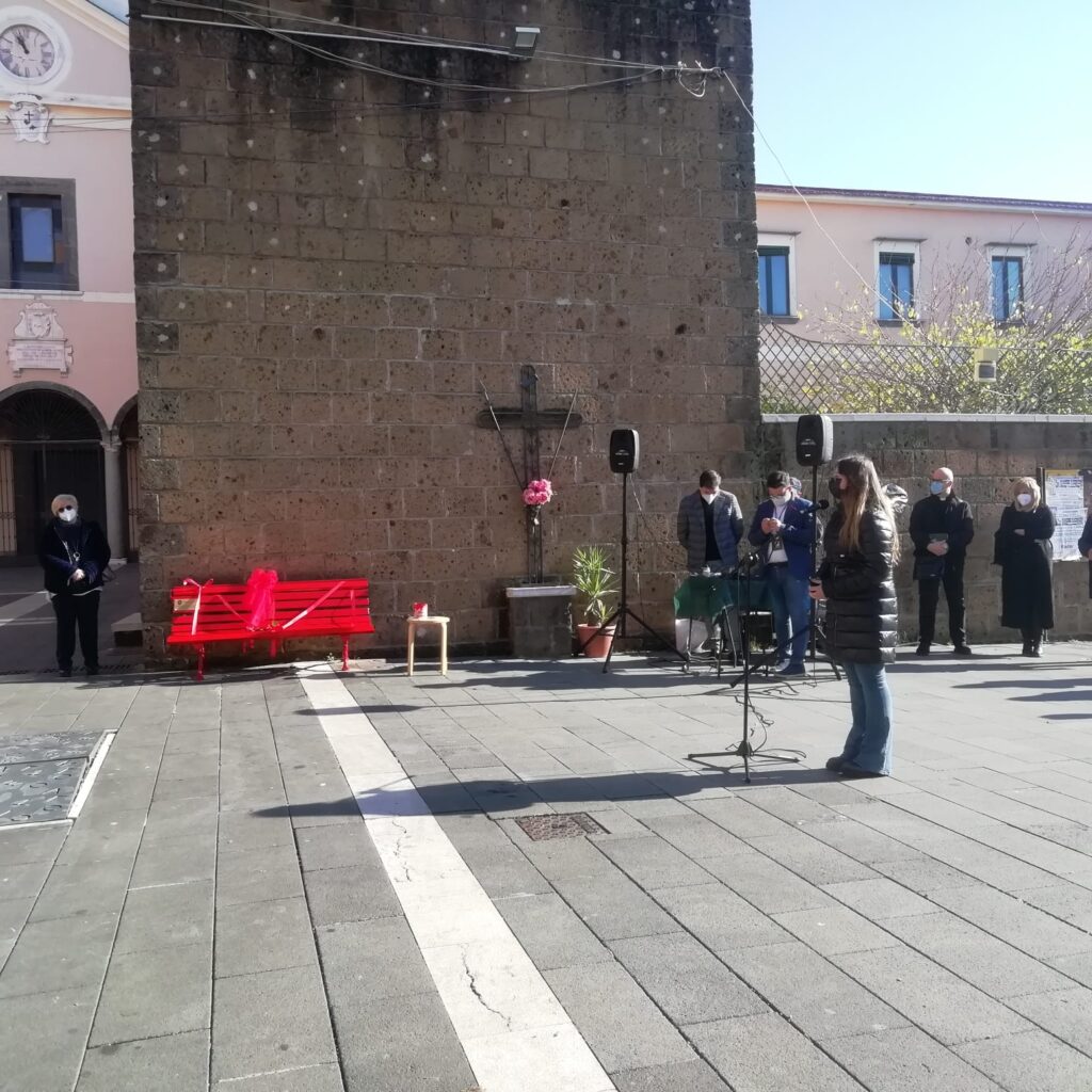 AVELLA. Inaugurata la panchina Rossa, simbolo  della violenza sulle donne