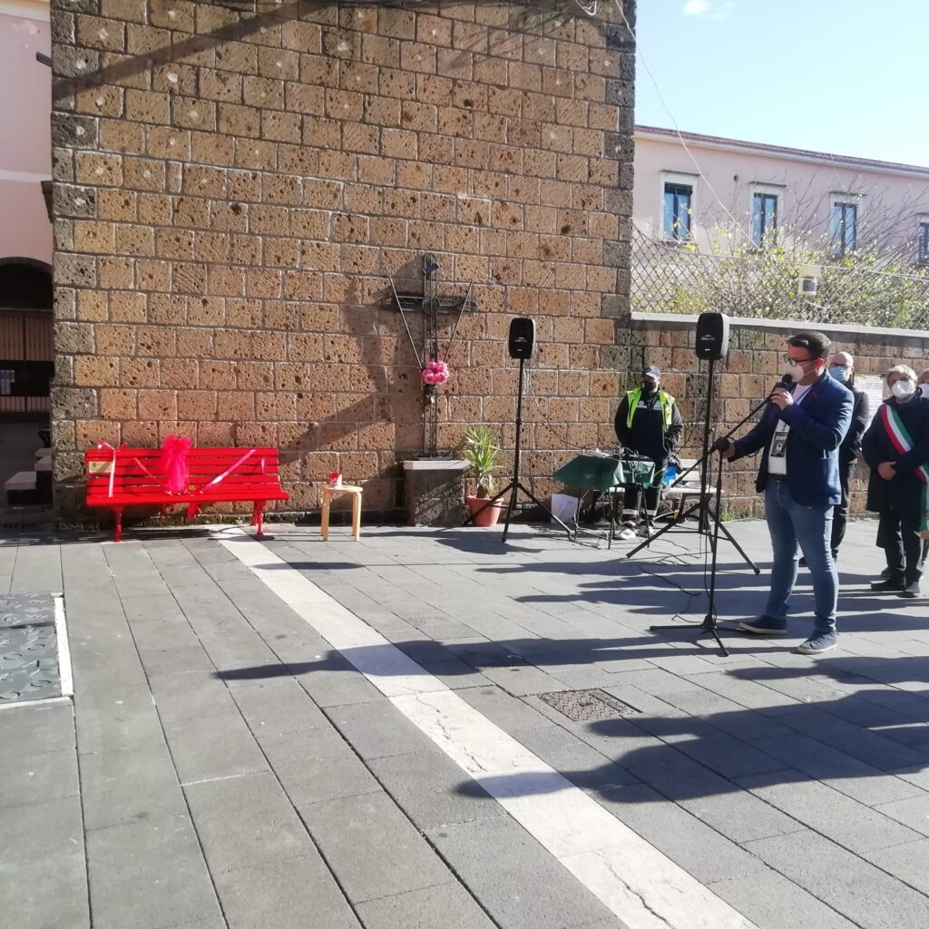 AVELLA. Inaugurata la panchina Rossa, simbolo  della violenza sulle donne