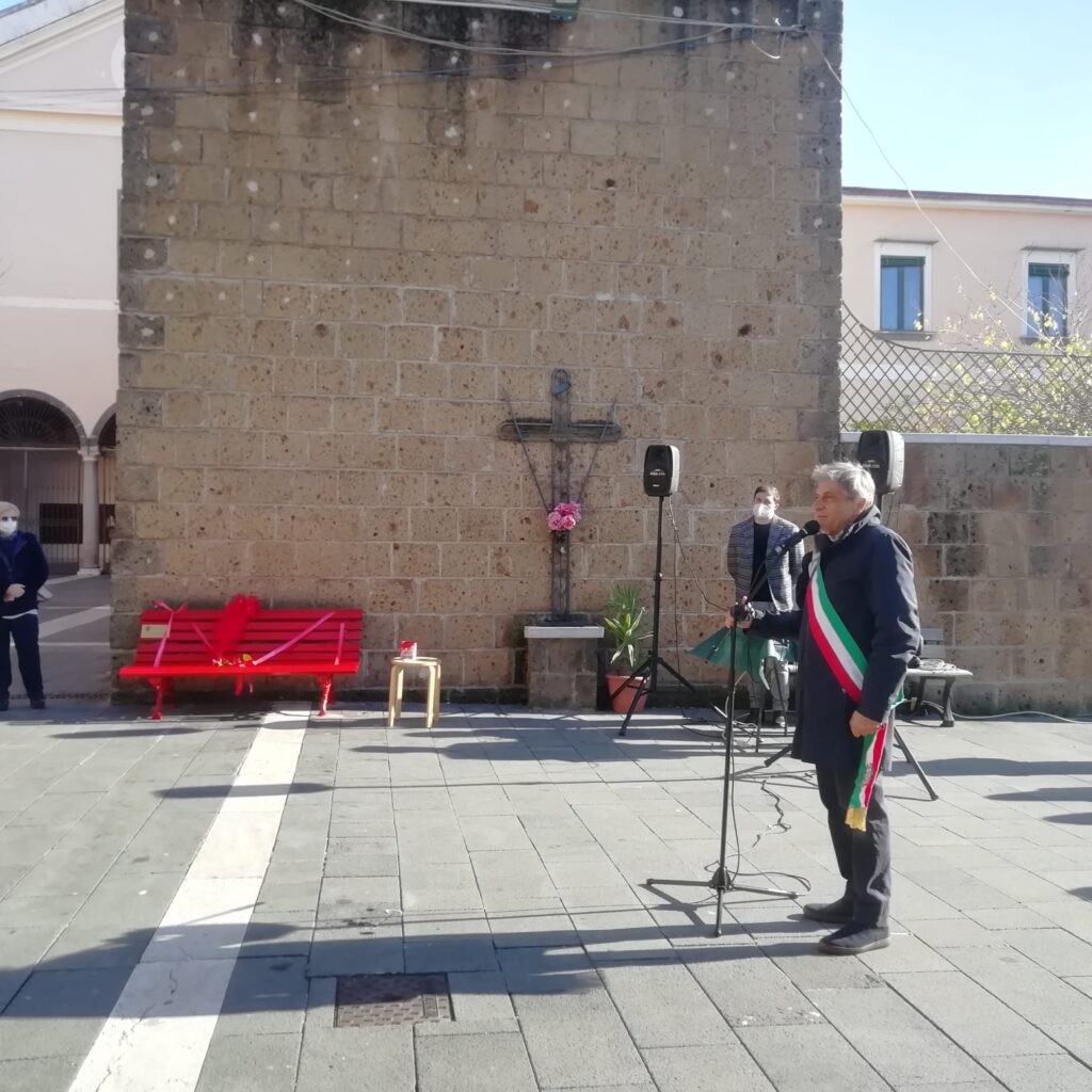 AVELLA. Inaugurata la panchina Rossa, simbolo  della violenza sulle donne