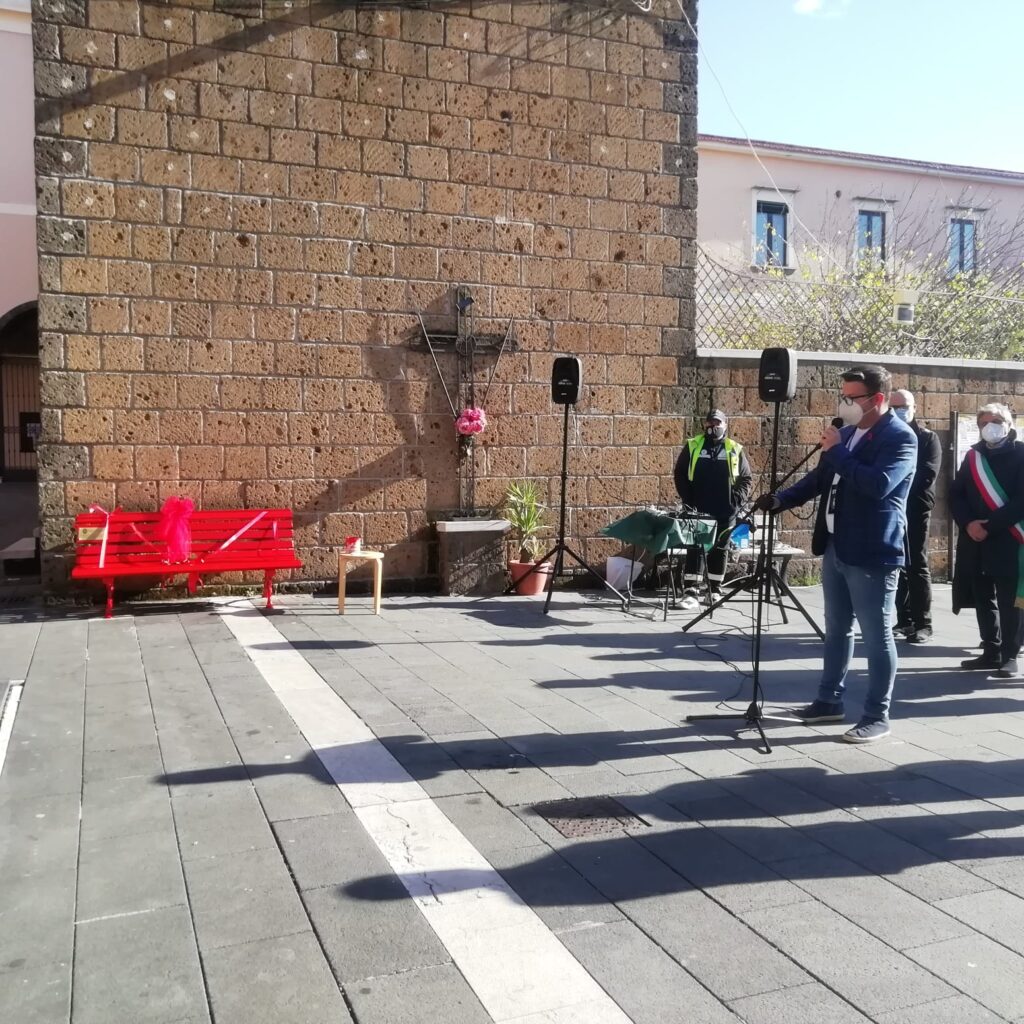 AVELLA. Inaugurata la panchina Rossa, simbolo  della violenza sulle donne