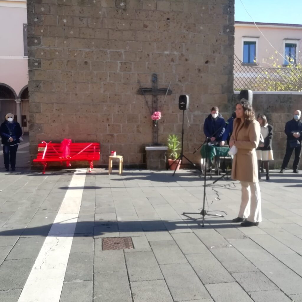 AVELLA. Inaugurata la panchina Rossa, simbolo  della violenza sulle donne